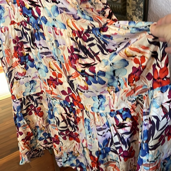 NWT AVENUE Tiered Dress - bright fun Viscose floral V-Neckline Sz 26/28 - Picture 3 of 12
